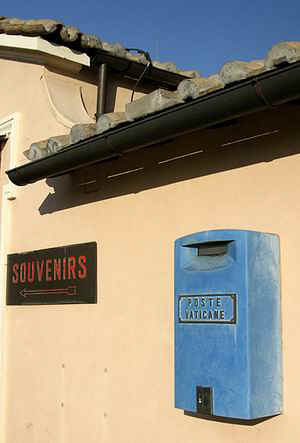 Ватиканский почтовый ящик на вершине собора Св. Петра.jpg (20052 bytes)